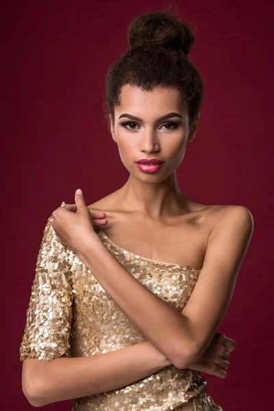 Módní mladá Afričanka s make-up, v sexy zlaté šaty. — Stock fotografie