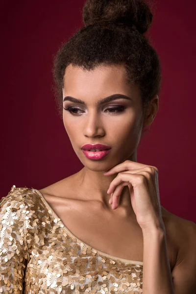 Makyajlı seksi altın genç Afrikalı kadın moda elbise.