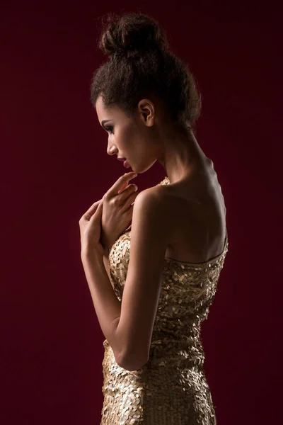 Мода молодая африканская женщина с макияжем, в сексуальном золотом платье . — стоковое фото