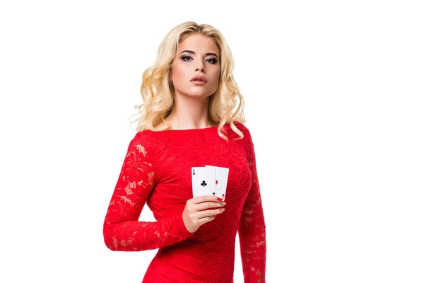 Белая молодая женщина с длинными светлыми светлыми волосами в вечернем наряде, держащая игральные карты. Изолирована. Покер — стоковое фото