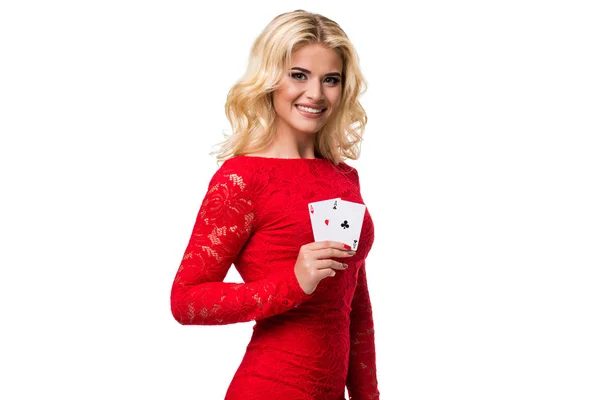 Kavkazské mladá žena dlouho světle blond vlasy v večer oblečení drží hrací karty. Izolovaný. Poker — Stock fotografie