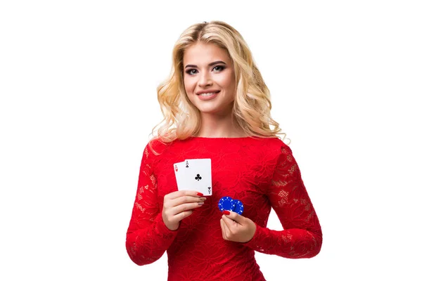 Καυκάσιος γυναίκα με πολύ φως ξανθά μαλλιά με στολή βράδυ κρατώντας παίζοντας κάρτες και μάρκες. Απομονωμένη. Πόκερ — Φωτογραφία Αρχείου
