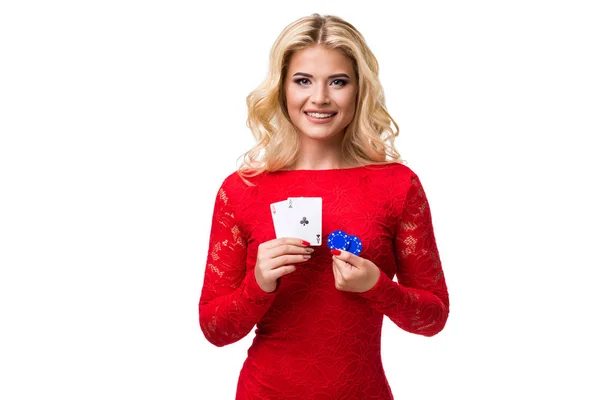 Kavkazské mladá žena dlouho světle blond vlasy v večer oblečení drží hrací karty a čipy. Izolovaný. Poker — Stock fotografie