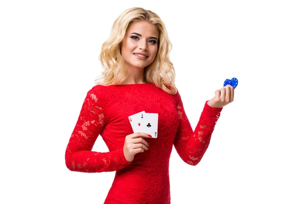 Καυκάσιος γυναίκα με πολύ φως ξανθά μαλλιά με στολή βράδυ κρατώντας παίζοντας κάρτες και μάρκες. Απομονωμένη. Πόκερ — Φωτογραφία Αρχείου