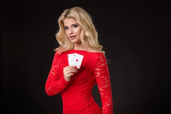 Mladá krásná blonďatá žena s hrací karty nad černou. Poker — Stock fotografie