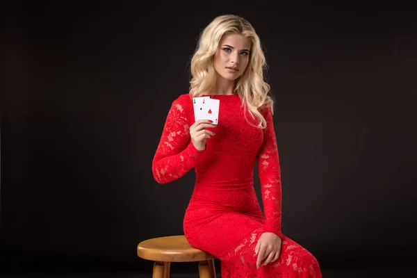 Fiatal nő kaszinó kártyák, mint a fekete háttér. Póker — Stock Fotó
