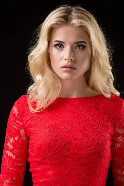 Güzel seksi sarışın kadın siyah arka plan, parti.