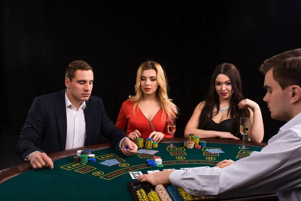 Kumar bir gece zevk arkadaş. Satıcı kartları fırsatlar