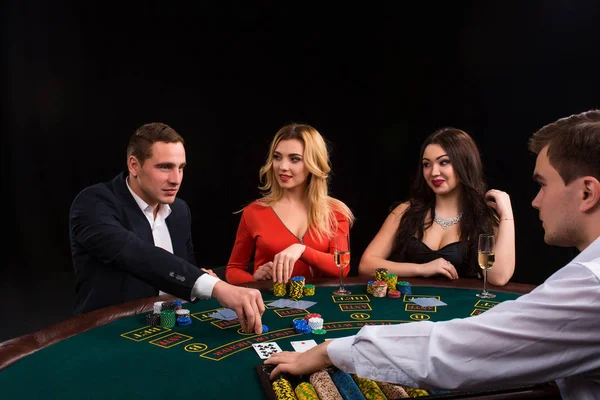 Amigos desfrutando de uma noite de jogo. O negociante dá as cartas. — Fotografia de Stock