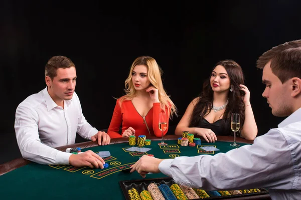 Freunde genießen eine Glücksspielnacht. der Geber teilt die Karten aus — Stockfoto
