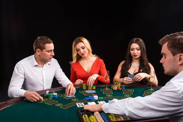 Friends enjoying a gambling night. The dealer deals the cards — Stock Photo, Image