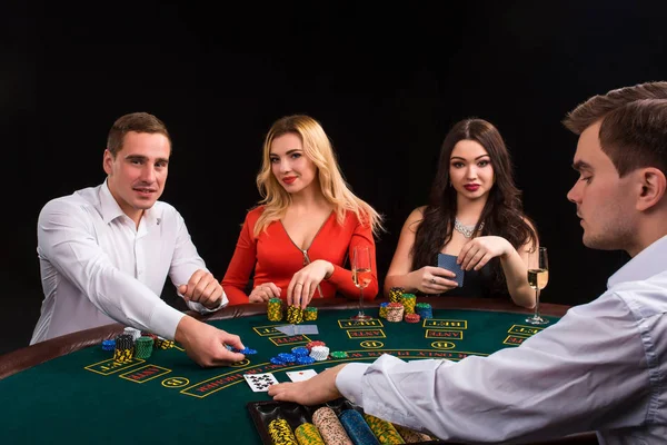 Glückliche Menschen und Dealer, die Black Jack spielen. Poker — Stockfoto