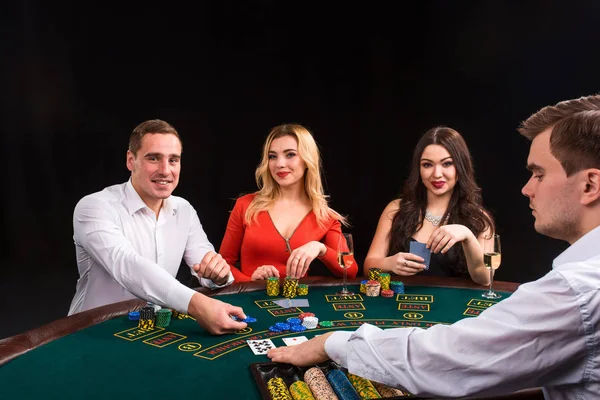Kumar bir gece zevk arkadaş. Satıcı kartları fırsatlar