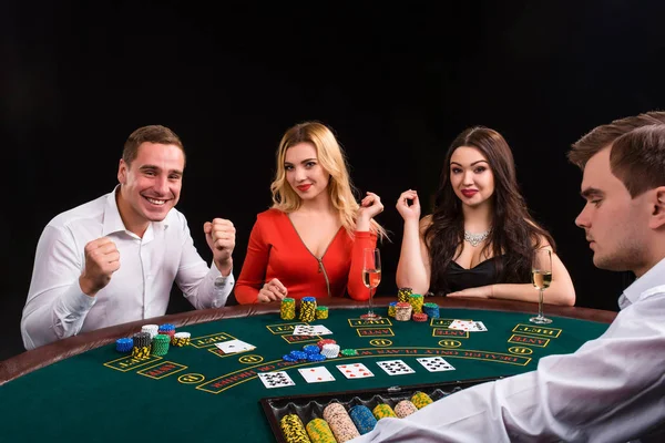 Amigos disfrutando de una noche de juego. El repartidor reparte las cartas — Foto de Stock