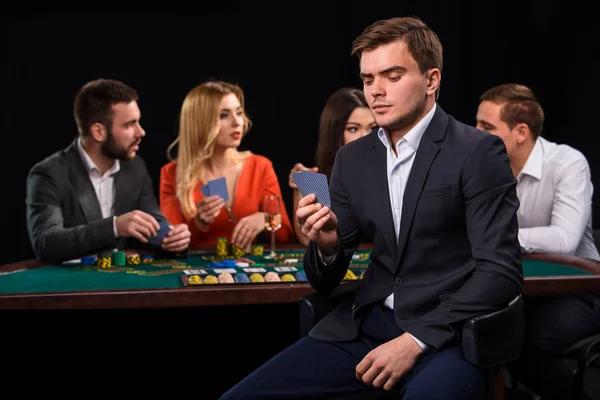 Junge Leute, die am Tisch Poker spielen. Casino — Stockfoto