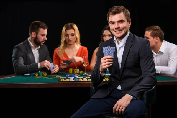 Jóvenes jugando al póquer en la mesa. Casino Casino — Foto de Stock