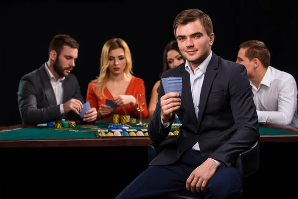 Junge Leute, die am Tisch Poker spielen. Casino — Stockfoto