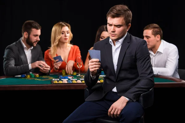 Junge Leute, die am Tisch Poker spielen. Casino — Stockfoto