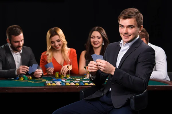 A fiatalok az asztalnál pókerezni. Kaszinó — Stock Fotó