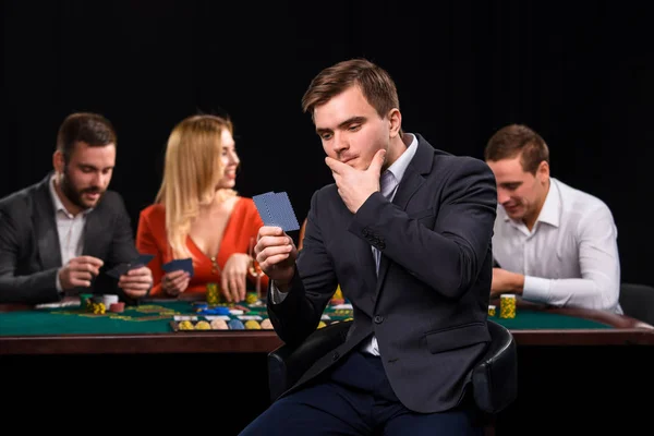 Jóvenes jugando al póquer en la mesa. Casino Casino — Foto de Stock