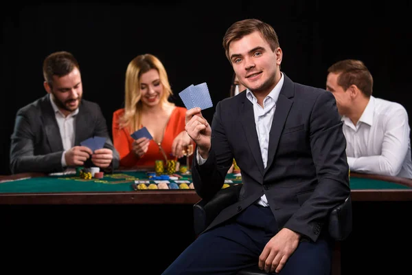 Junge Leute, die am Tisch Poker spielen. Casino — Stockfoto