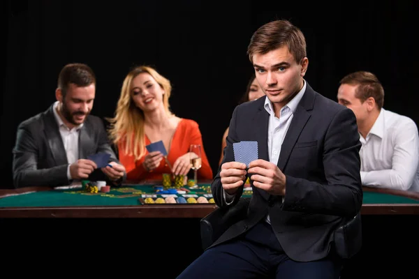 Jóvenes jugando al póquer en la mesa. Casino Casino — Foto de Stock