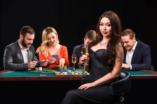 Mladí lidé hrát poker u stolu. Casino — Stock fotografie