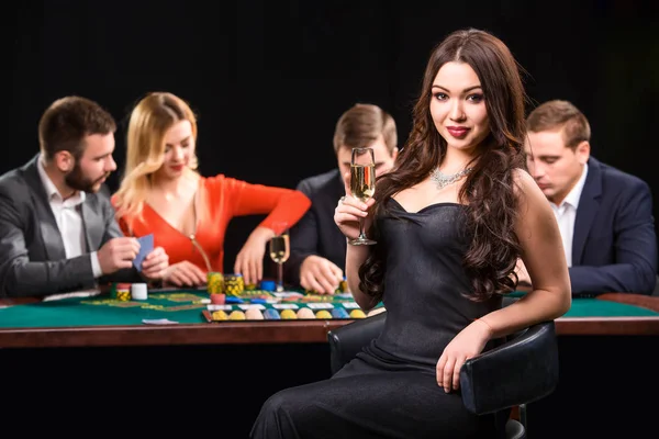 Mladí lidé hrát poker u stolu. Casino — Stock fotografie