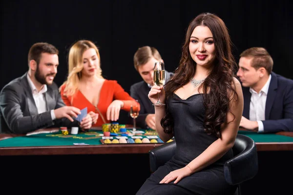 Giovani che giocano a poker al tavolo. Casino — Foto Stock