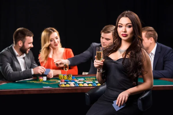 Des jeunes qui jouent au poker à table. Casino — Photo
