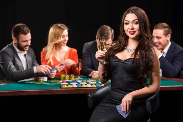 Mladí lidé hrát poker u stolu. Casino — Stock fotografie