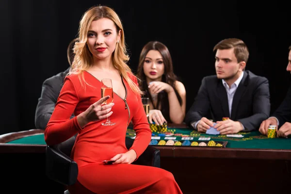 Mladí lidé hrát poker u stolu. Casino — Stock fotografie