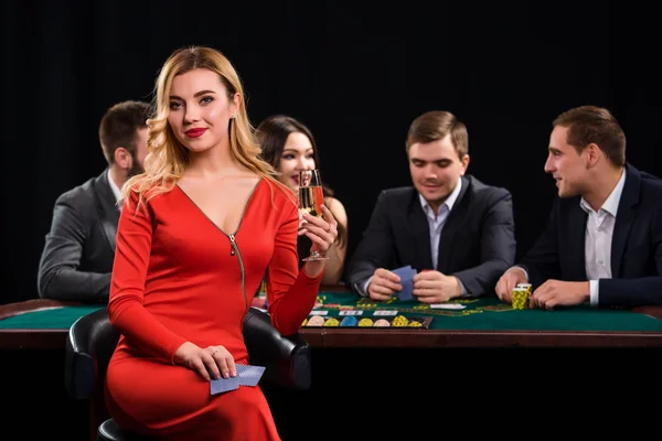 Mladí lidé hrát poker u stolu. Casino — Stock fotografie