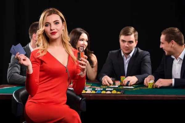 若い人が表でポーカーをプレイします。カジノ — ストック写真