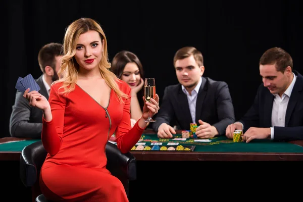 Mladí lidé hrát poker u stolu. Casino — Stock fotografie