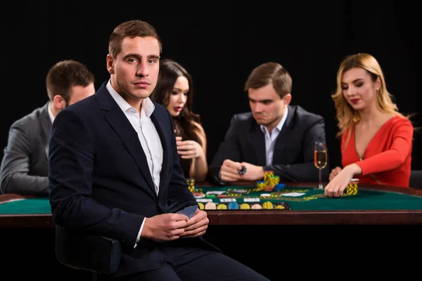 Νέοι άνθρωποι που παίζει πόκερ στο τραπέζι. Καζίνο — Φωτογραφία Αρχείου
