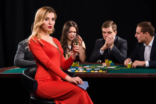 Junge Leute, die am Tisch Poker spielen. Casino — Stockfoto