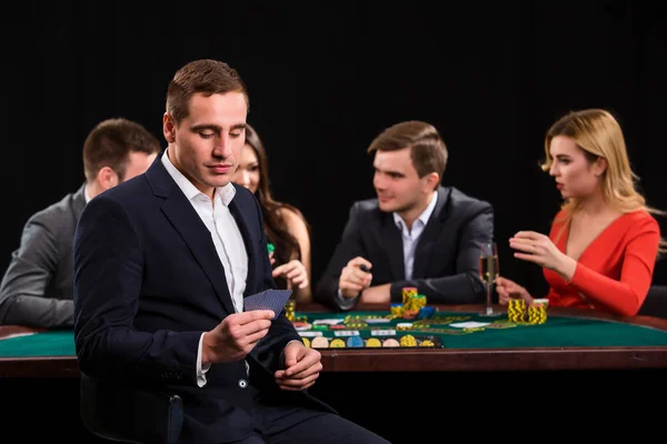 Молоді люди, граючи в покер на столі. Казино — стокове фото