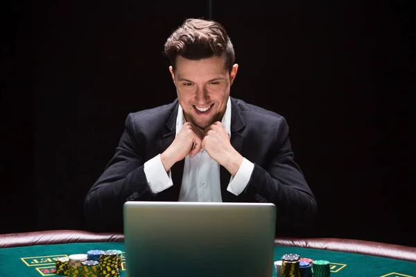 Online pokerspelare sitter vid bordet — Stockfoto