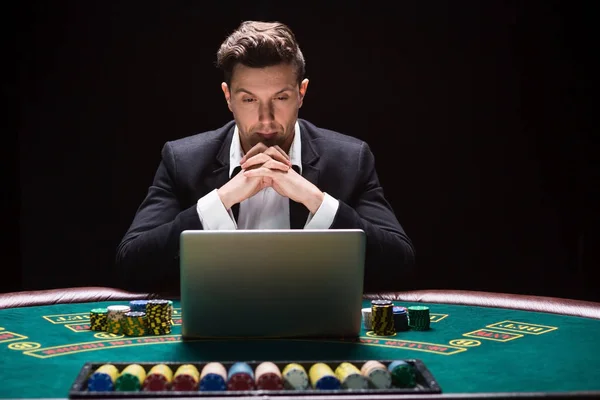 Online-Pokerspieler sitzen am Tisch — Stockfoto