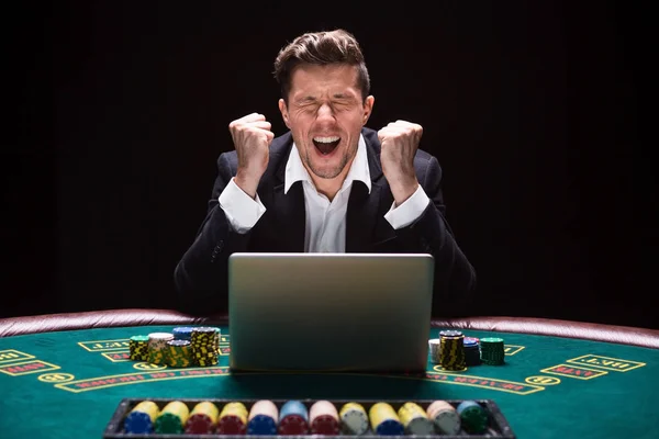 Online poker players sitting at the table — Stock Photo, Image