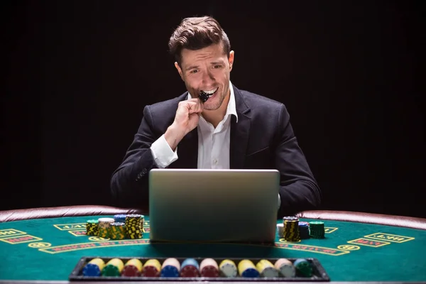 Online-Pokerspieler sitzen am Tisch — Stockfoto