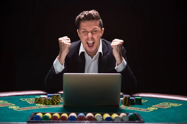 Online pokerspelare sitter vid bordet — Stockfoto