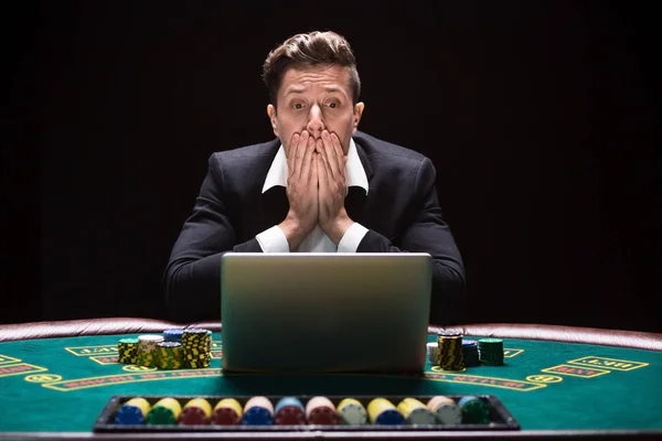 Online-Pokerspieler sitzen am Tisch — Stockfoto