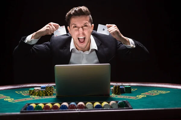 Online poker players sitting at the table — Stock Photo, Image