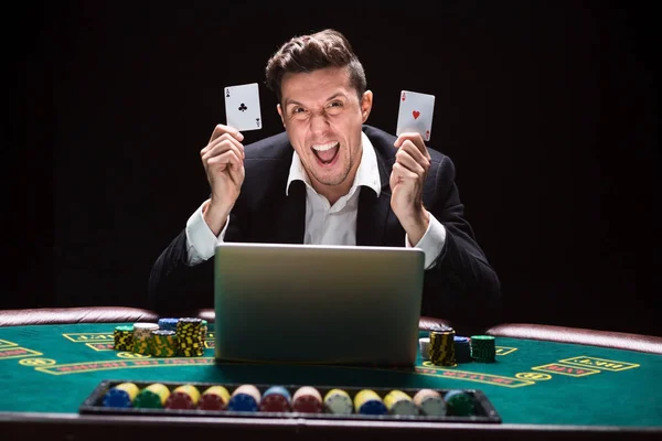 坐在桌前的在线扑克玩家 — 图库照片