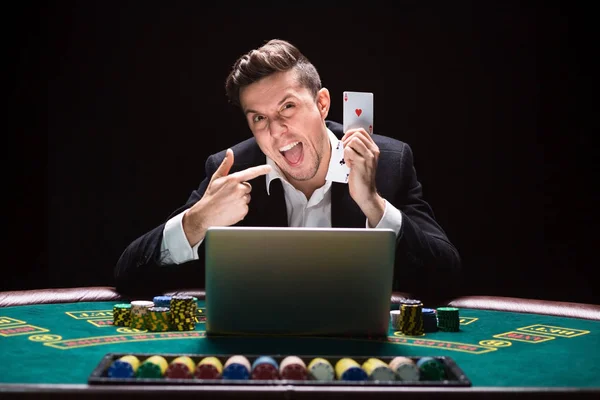 Online pokerspelare sitter vid bordet — Stockfoto