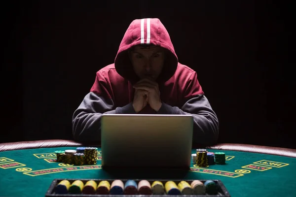 Online pokerspelare sitter vid bordet — Stockfoto