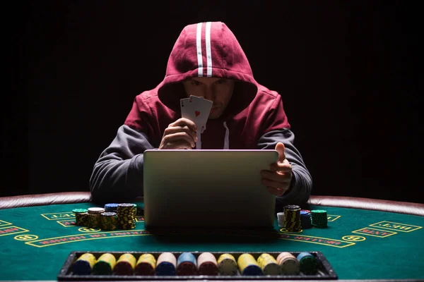 Online pokerspelare sitter vid bordet — Stockfoto