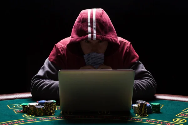 Online pokerspelare sitter vid bordet — Stockfoto